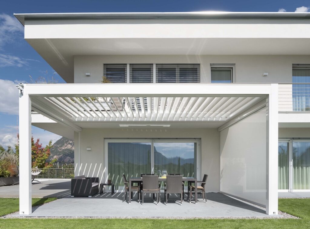 Ein Lamellendach in Österreich: Moderne Überdachung mit verstellbaren Lamellen für flexible Sonnen- und Belüftungssteuerung im Freien